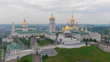 Pochaev Manastırı, Ortodoks Kilisesi, gündüz Pochayiv Lavra, Ukrayna. Sabah Pochayiv Lavra. Tepelerden bak.