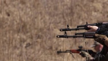 Atış poligonunda makineli tüfekle vurulan bir adam var.