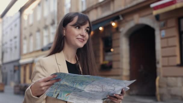 Cestovní Doplňky Mapa Umístění Ženské Turistické Během Cestování Zahraničí Létě — Stock video