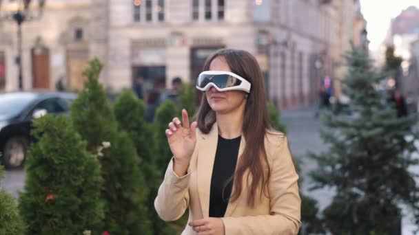 증강현실 게이머 매력적 여성은 야외에서 안경을 착용하고 쌍방향 행사에서 헤드셋을 — 비디오