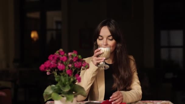 Café Chaud Jolie Femme Femme Affaires Buvant Joyeuse Jeune Femme — Video