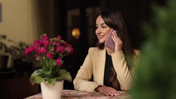 Femme Qui Parle Freelance Girl Téléphone Portable Dans Café Ville — Video