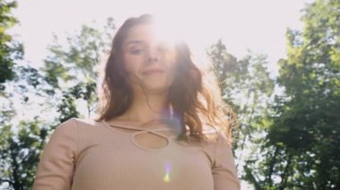 İlginç bir kadın kameraya poz verirken saçlarını komik bir şekilde sallıyor. Güzel esmer kadın neşeli bir şekilde kafasının üstünde dönüyor. Bu arada eğlenceli, çekici beyaz kadın...