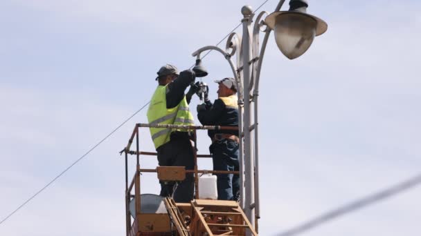 Instalasi Peralatan Lampu Jalan Lampu Jalan Perbaikan Diperlukan Untuk Tiang — Stok Video