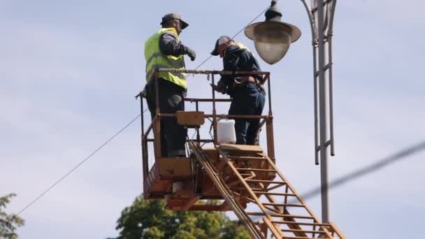 Metal Pole Technician Aerial Repair Street Lamp Employee Street Light — Stock Video