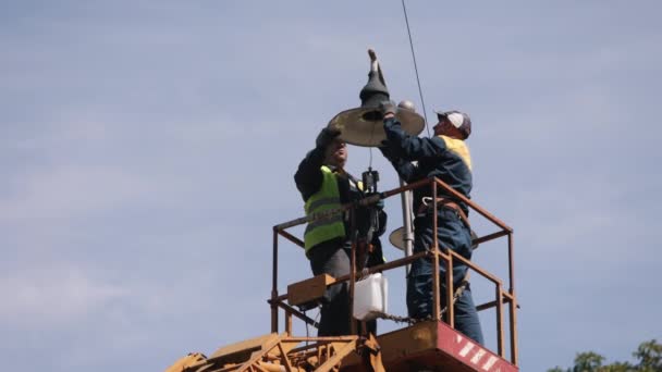 Diodenlampen Laternenmast Gemeindearbeiter Arbeiter Die Daran Arbeiten Straßenlaternen Der Höhe — Stockvideo