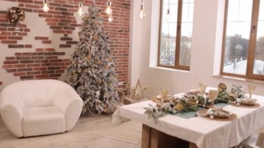 Mutlu tatiller, Noel için süslenmiş, sihirli parlayan ağaç. Noel iç dekorasyonları, sihirli parıldayan ağaç, Noel ve yeni yıl hediyeleri, tatil için oturma odasının içini dekore etmek.