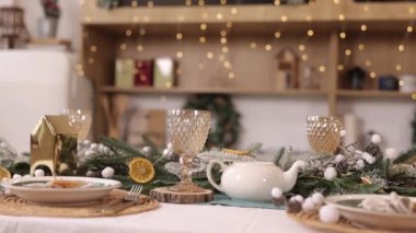 Oturma odası, Noel Dekorasyonu, güzel masa, oturma odasında Noel süslemeleri olan zarif masa, Yeni Yıl güvertesi masalı bulanık bokeh, eski usul Xmas arka planı.