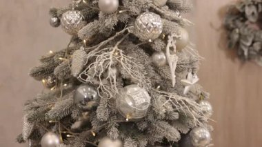 Noel hediyeleri, iç mekan, yeni yıl konsepti. Süslü ağaç, Noel süslemeleri ışıkları, iç dekorasyon, sihirli parıldayan ağaç, hediyeler, çelenkler, yeni yıl