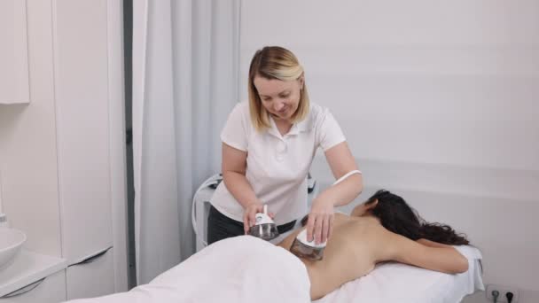 Vakuumrullmassage Kroppsvård Läkare Kosmetolog Vakuumkroppsmassage Problemområden Bantning Kroppsvårdsutrustning Lpg Massage — Stockvideo