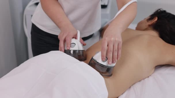 Vrouw Masseur Huidverzorging Lymfedrainage Lichaamsmassages Met Vacuüm Probleemgebieden Afslanken Lichaamsverzorgingsproducten — Stockvideo