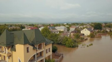 Su basmış şehir, sağanak yağmur, durgun su. Şiddetli yağmurdan, sağanak yağmurdan, felaket sigortası temalı sokaktan, şiddetli hava durumundan, iklim değişikliğinden, sel baskınından ev sular altında kaldı