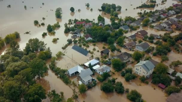 停滞した水都市の洪水家は完全に破壊された 自宅の街の通りには 災害保険金請求のテーマ 厳しい天候の後に水浸しされている通りに殺到した — ストック動画