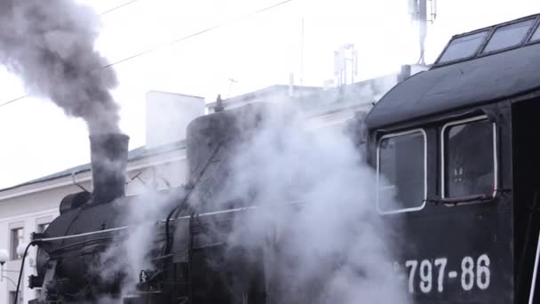 Dampflokomotivzug Nähert Sich Bahnhof Durch Güterhof Undichter Rauch Und Dampf — Stockvideo