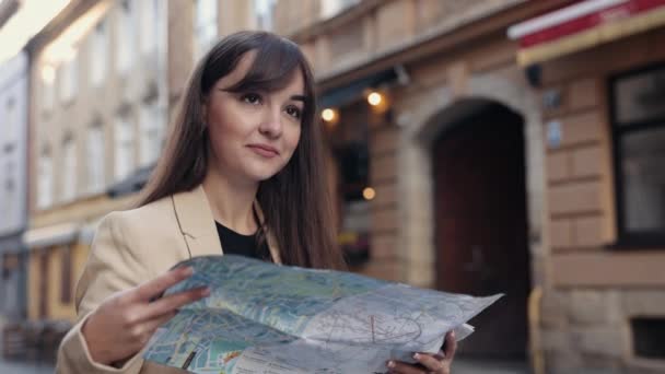 Vyhledávání Turistů Plánování Dovolené Použití Mapy Šťastná Žena Turista Hledá — Stock video