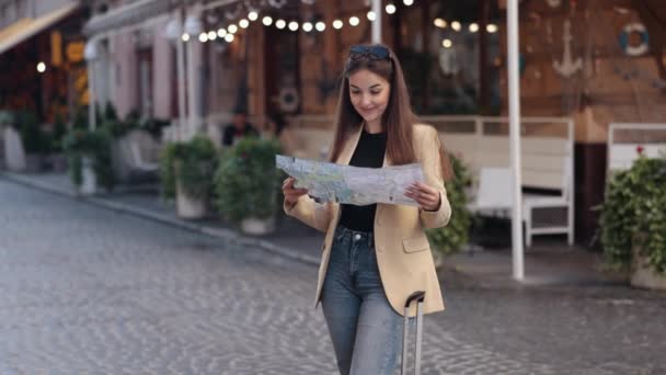 Weibliche Reisende Reiseroute Übersichtskarte Reisekonzept Junge Positive Frau Schaut Auf — Stockvideo