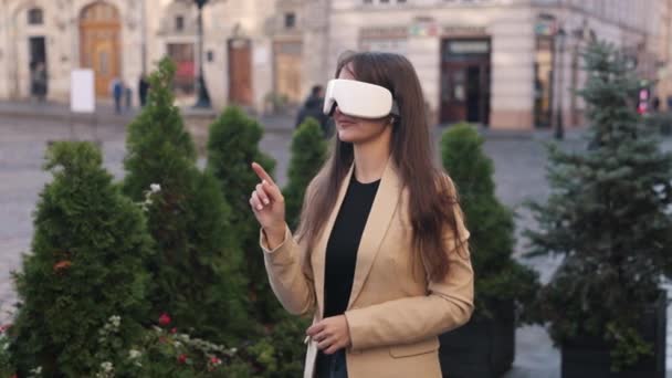 Развлечения Будущего Интерактивная Виртуальная Реальность Дополненная Реальность Пользовательница Гарнитуры Будущие — стоковое видео