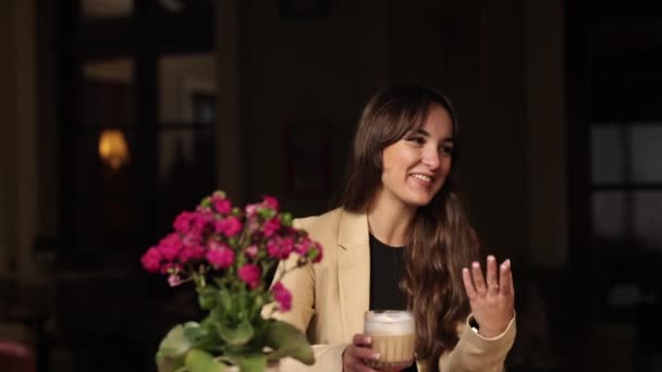 Trinken Verträumt Feminin Latte Trinken Junge Frau Trinkt Eine Tasse — Stockvideo
