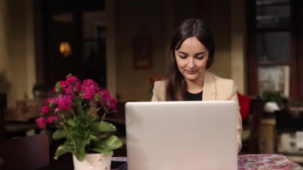 Laptop Freien Technologieunternehmen Selbstständig Freelancer Tippen Auf Laptop Blick Auf — Stockvideo