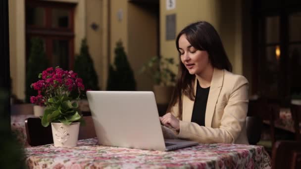 Student Blogger Online Job Junge Studentin Die Draußen Studiert Schreibtisch — Stockvideo