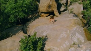 Uçuruma tırmanmak, antrenman yapmak, sabah kayası yapmak, bir dağa tırmanmak. Güzel bir bayan sabah boyunca rock 'ta antrenman yapıyor. Hava fotoğrafçılığı