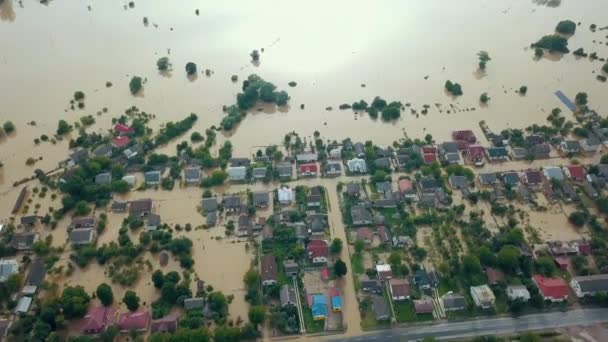 受洪水影响的城市街道房屋 洪水过后的街道 灾害保险索赔主题 恶劣天气概念 气候变化的影响 — 图库视频影像