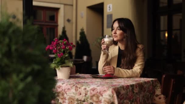 Élvezi Kávét Tartja Poharat Egy Fiatal Kávézik Egy Helyi Kávézóban — Stock videók