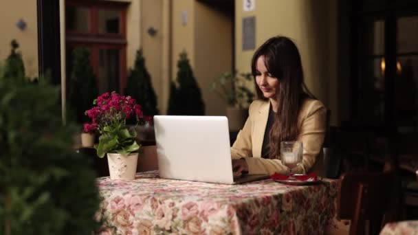 Mujer Negocios Escribiendo Ordenador Portátil Trabajo Línea Trabajar Ordenador Portátil — Vídeos de Stock