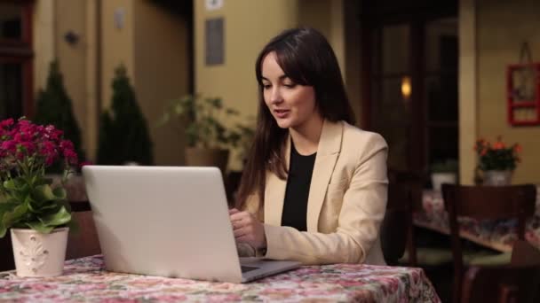 Usando Laptop Briefing Line Mulher Milenar Empresária Elegante Participando Negociações — Vídeo de Stock
