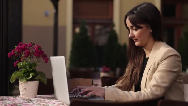 Mulher Negócios Digitando Mulher Trabalhando Conversando Online Empresária Digitando Laptop — Vídeo de Stock
