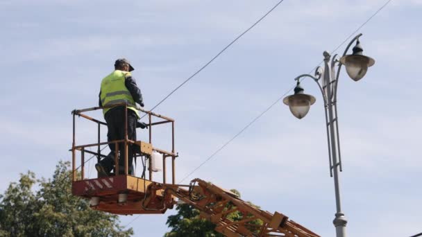 Reparatie Straatlamp Kraan Opgeheven Gloeilamp Reparatie Van Straatverlichting Waarbij Werknemers — Stockvideo