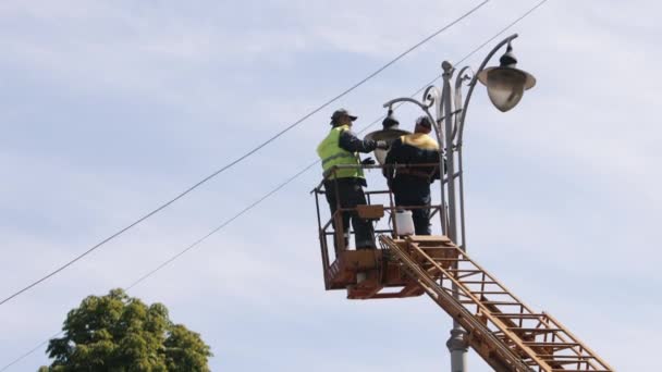 Lift Bucket Street Light Crane Lifted Employee Street Light Repair — Stock Video