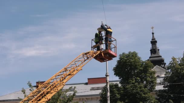 天线装置 维修工程 维修街灯 工人在高处修理灯柱灯 更换铅灯 工人更换灯柱 — 图库视频影像