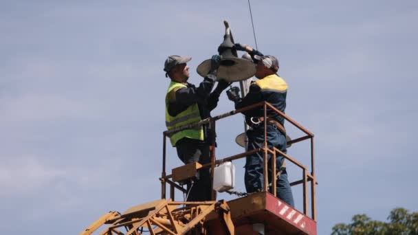 Técnico Antena Luz Fija Cubo Elevación Trabajos Reparación Luz Calle — Vídeo de stock