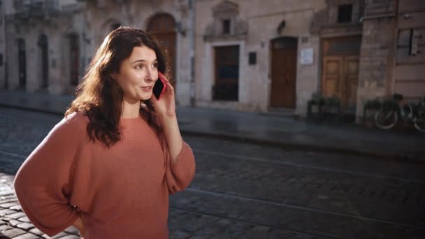 Γυναίκα Περπατά Άνετα Ενώ Χρησιμοποιεί Στο Τηλέφωνο Όμορφη Κυρία Μιλάει — Αρχείο Βίντεο