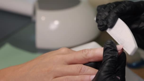 Nagelstudio Maniküre Behandschuhte Hände Nagelfeile Wird Von Maniküre Verwendet Während — Stockvideo