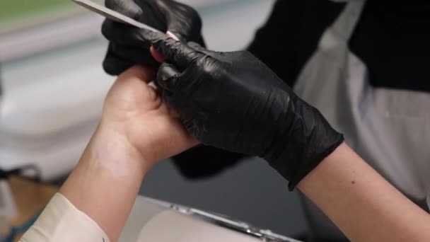 Skilled Manicurist Files Nails Woman Hands Manicurist Filing Clients Nails — Vídeo de stock