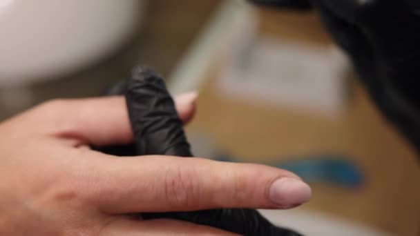Entfernen Von Gel Maniküre Maschine Weibliche Meister Nageltechniker Reinigt Nägel — Stockvideo