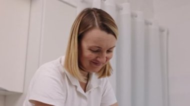 FDA onaylı, masaj yapılan, sorunlu bölgeler. Güzellik hizmetlerinde genç bir kadın, vücut şekillendirme, masör müşteriye vakum masajı yapıyor, figür düzeltme, profesyonel selülit önleyici masaj.