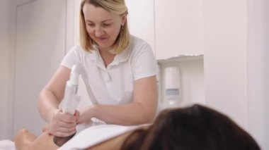Kadın masör, masaj aletleri, süpürge. Klinikte, vakumlu vücut masajı, zayıflama alanları, vücut bakımı uzmanı için uygun ekipman, lpg masaj prosedürü, anti-selülit