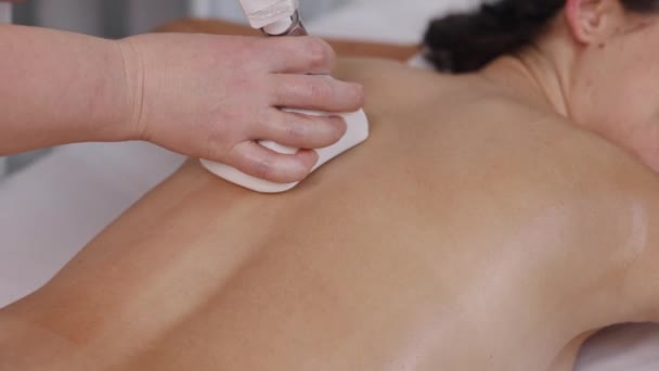 Vakuumwalze Cellulite Massage Problemzonen Junge Frau Schönheitssalon Profitiert Von Schönheitsdienstleistungen — Stockvideo