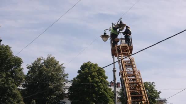 Crane Lifted Pole Lamp Municipal Worker Equipment Installs Aerial Device — Stockvideo