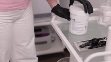 Ultrason jeli, kozmetik kliniği, temas jeli. Kadın hasta kozmetoloji kliniğinde, doktor kozmetoloji kliniğinde güzellik prosedürleri uyguluyor, güzellik uzmanı kadın yüzü