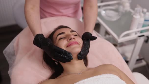 妇女皮肤 应用凝胶 准备皮肤 用于临床激光脱毛治疗 在女性面部激光消融区中 头发被摘除 — 图库视频影像