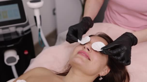 Bomull Kuddar Rengöring Ansikte Kosmetolog Läkare Kvinna Patient Kosmetologi Klinik — Stockvideo