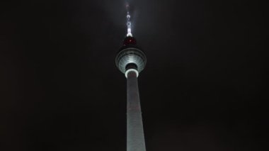 Berlin 'in 368 metre yüksekliğindeki ikonik televizyon kulesi Berliner Fernsehturm Almanya 1969 yılından beri Alexanderplatz' daki ünlü TV kulesi olarak biliniyor..
