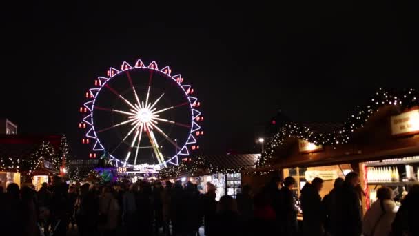 ベルリン ドイツ 2021年12月26日 日没時の観覧車 カラフルな空 そしてドイツのベルリンの観覧車 お祝いのクリスマスマーケットは今夜 — ストック動画
