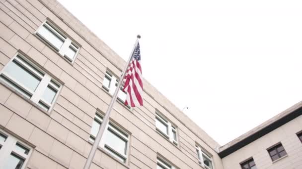 Amerikan Yhdysvaltojen Lippu Amerikan Suurlähetystön Lipputankoon Berliinissä Saksassa Muistopäivänä Veteraanipäivänä — kuvapankkivideo