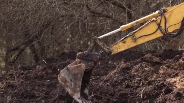 İnşaat malzemeleri. Katlanmış bumbalı ağır sarı kazıcı. İnşaat şirketi için kazıcı ağır makineler. Kazı makinesi. Toprak taşıma ekipmanı. Kazı aracı. Ereksiyon işi