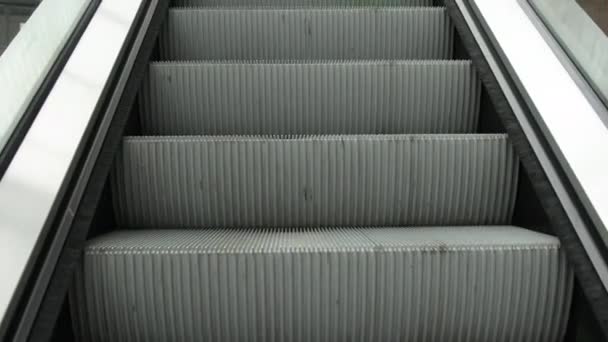 Порожній Ескалатор Підйом Вгору Підлога Платформи Сучасний Ескалатор Сходами Торговому — стокове відео